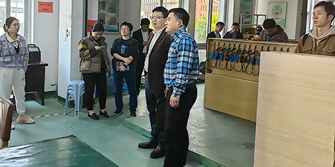 市經(jīng)信局副局長(zhǎng)楊雄文帶隊(duì)，蒼南縣經(jīng)信局趙局、壽局陪同來(lái)公司調(diào)研的圖片